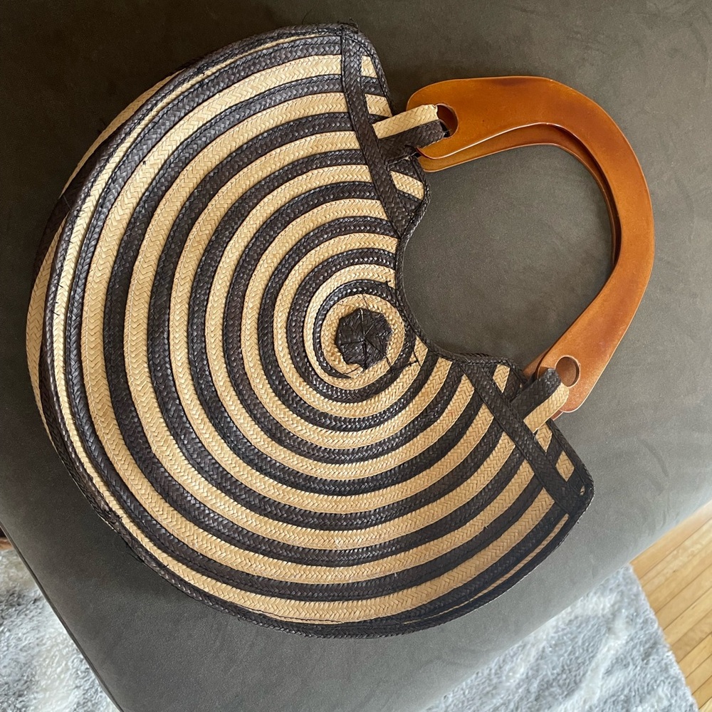 Raffia purse with wooden handle